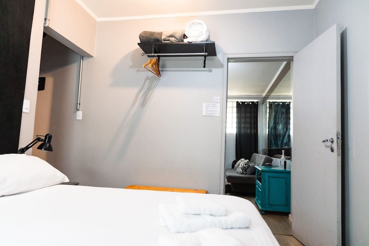 Apartamento empresarial | Escrivaninha, ferros/tábuas de passar roupa, Wi-Fi de cortesia