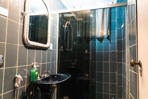 Business Apartment | Bilik Mandi | Kelengkapan dandanan diri percuma 