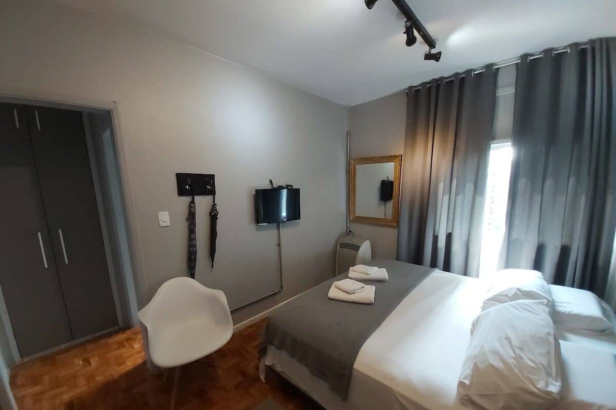 Apartamento básico | Escrivaninha, ferros/tábuas de passar roupa, Wi-Fi de cortesia