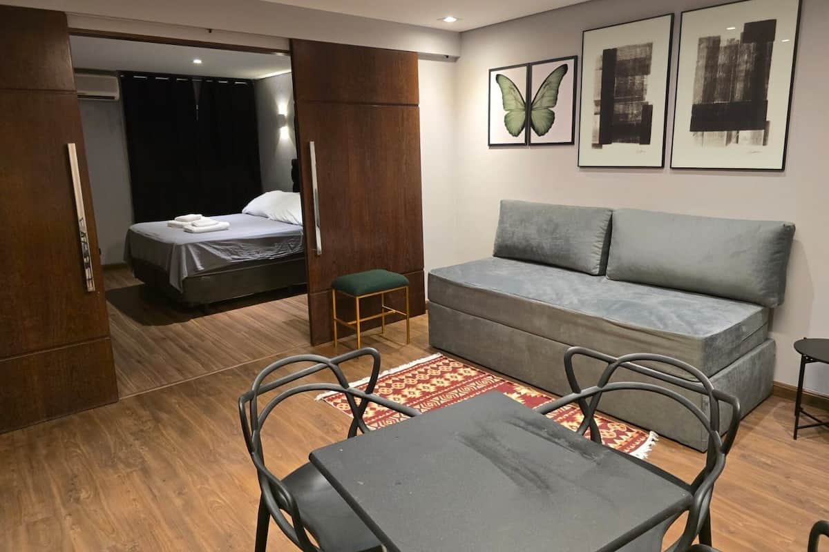 Basic Apartment | Meja, seterika/papan seterika, Wi-fi percuma