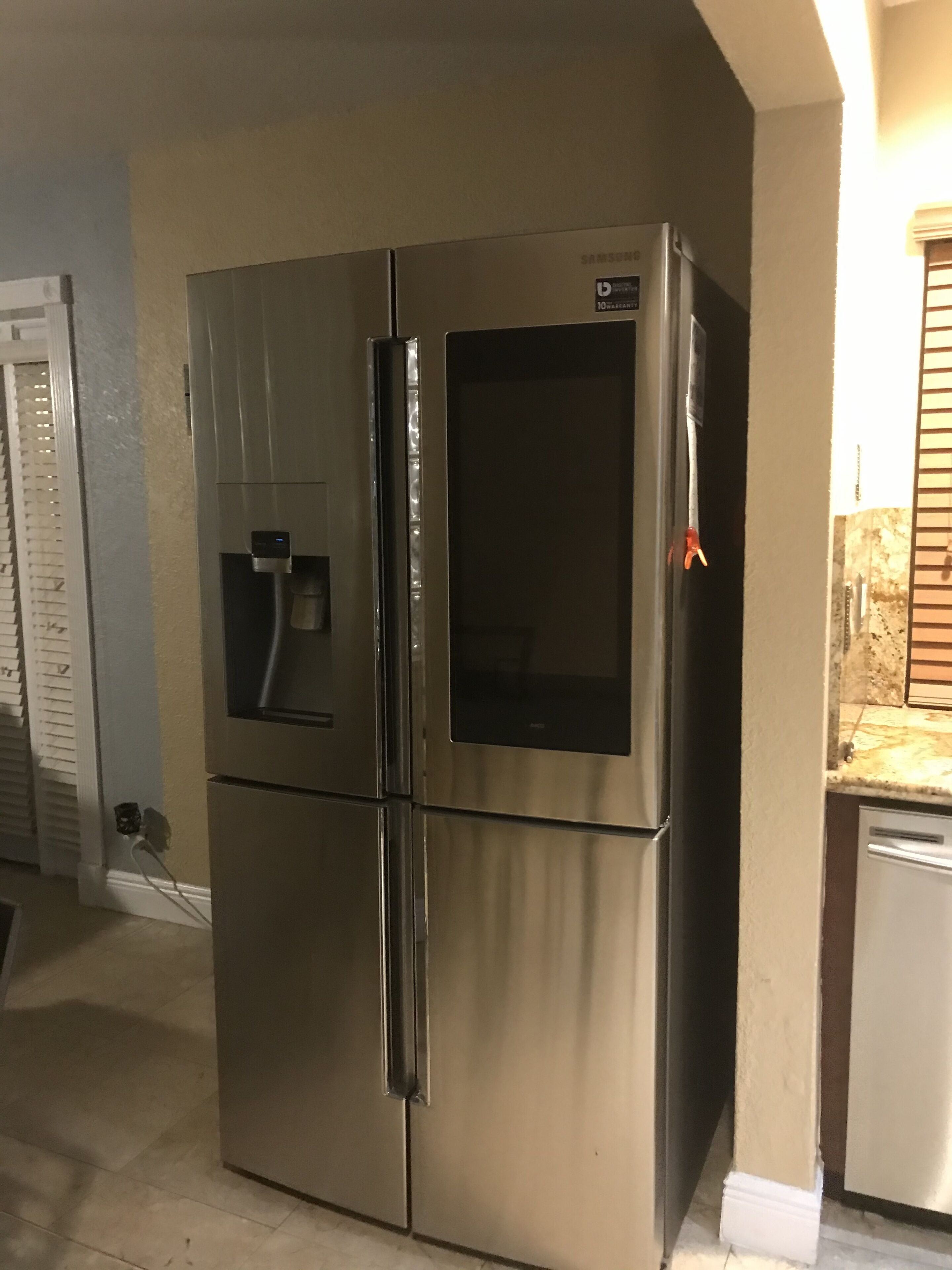 Lemari es di ruangan bersama dan microwave di ruangan umum