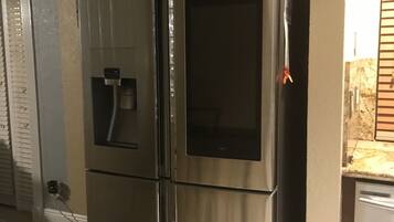 Een koelkast, een magnetron, een koffiezetapparaat/waterkoker