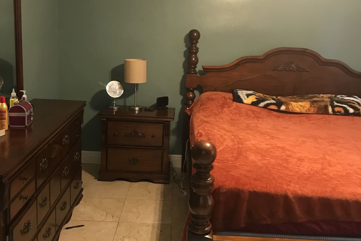 Habitación exclusiva | Espacio para trabajar con un portátil y cortinas opacas