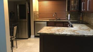 Een koelkast, een magnetron, een koffiezetapparaat/waterkoker