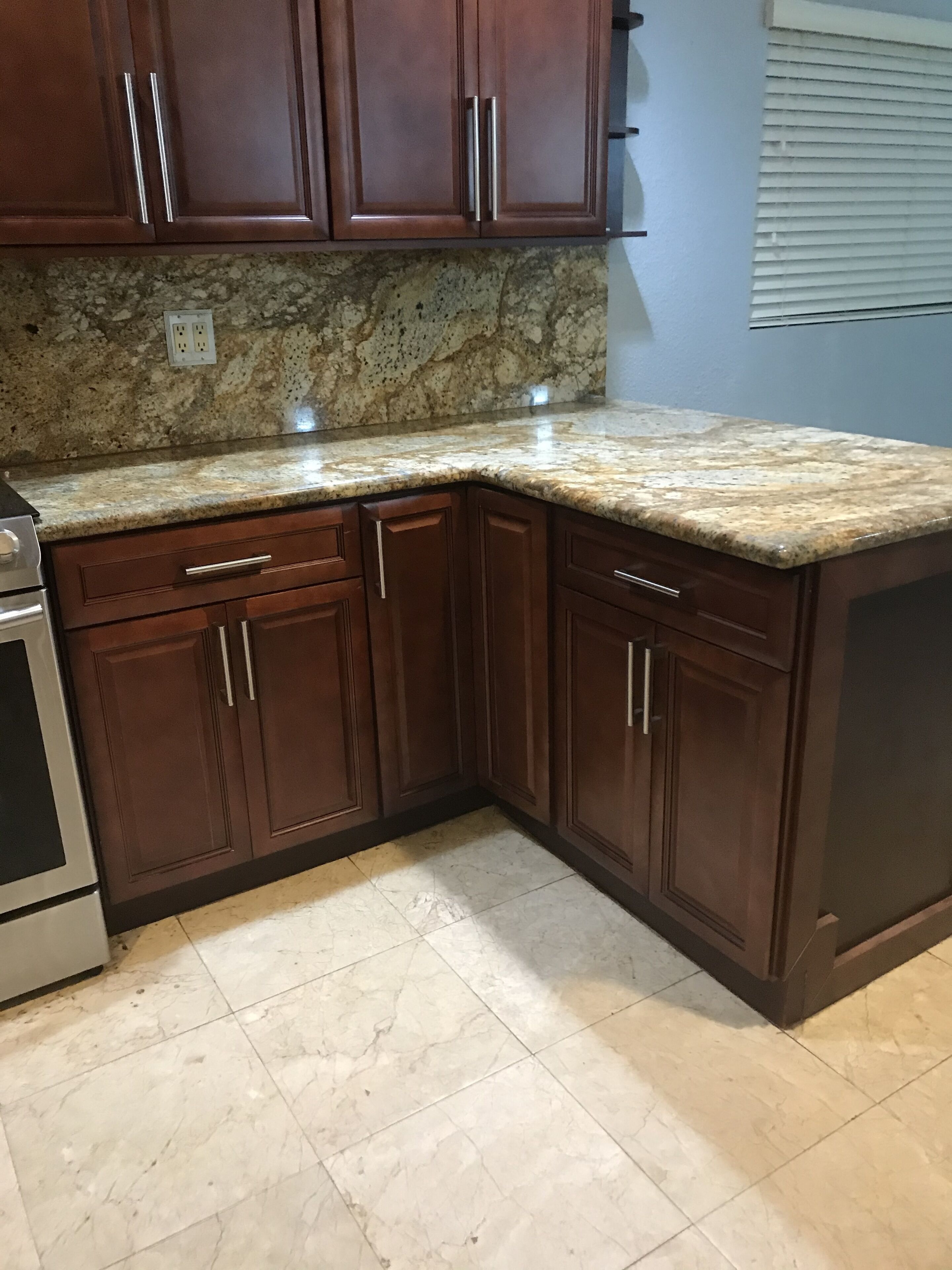 Lemari es di ruangan bersama dan microwave di ruangan umum