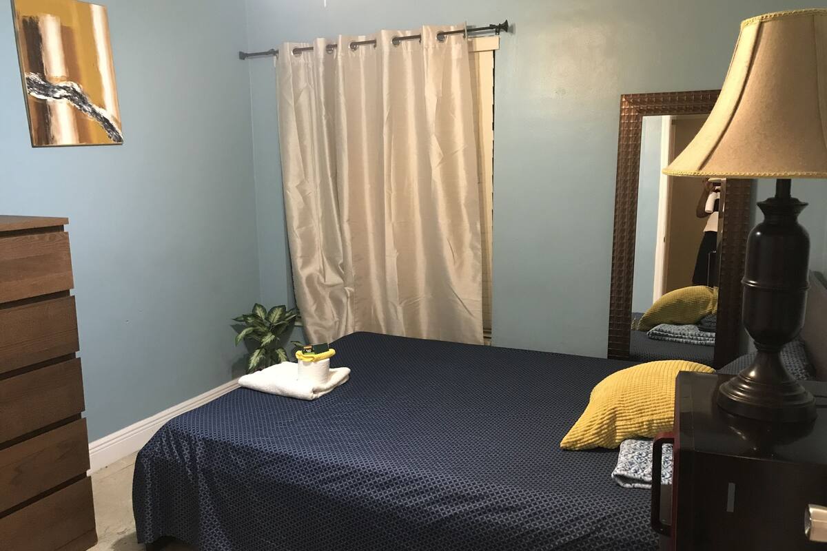 Espacio para trabajar con un portátil y cortinas opacas