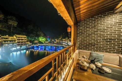 Fenghuang Fanyin Zhenpin Inn