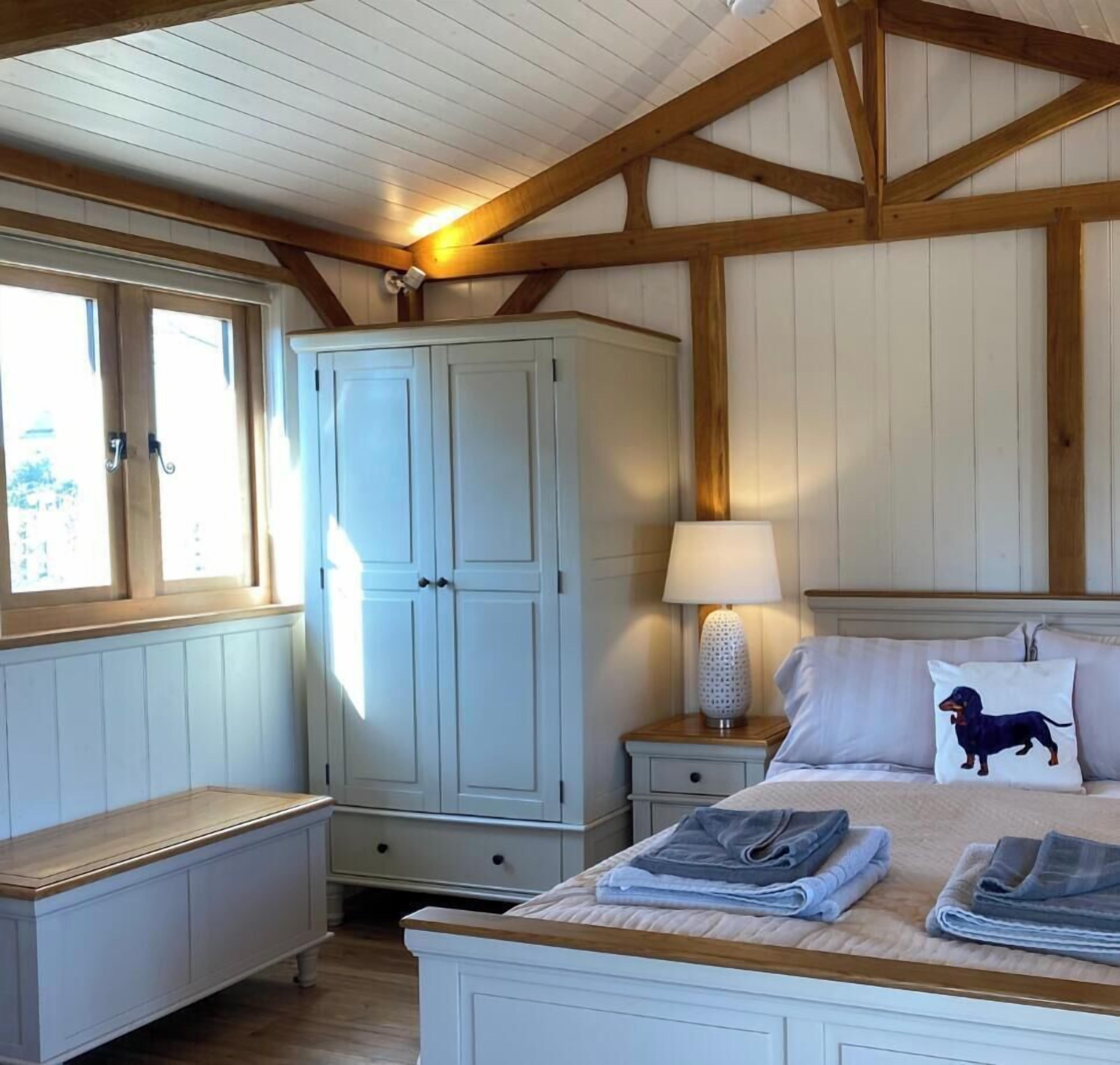 Iron/ironing board, travel cot, free WiFi, bed sheets