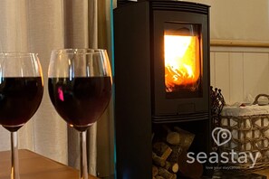 Food and drink - Escape to The Gatehouse Lodge, a bespoke oak retreat on a working farm near Deal. Enjoy distant sea views, a cosy log burner, private secure garden, kitchen, free parking and slow EV charger —perfect for two adults, a child and one well-behaved dog. (Deal)
