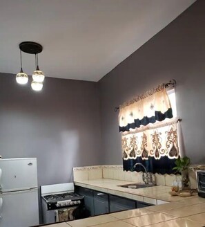 Kjøleskap, mikrobølgeovn, ovn og kokeplater