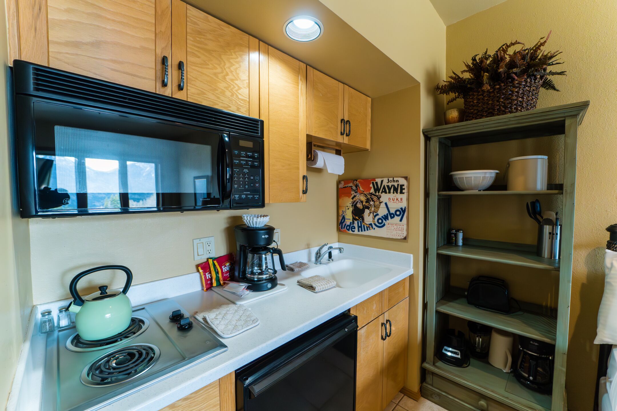 Kjøleskap, mikrobølgeovn, kaffetrakter/tekoker og brødrister