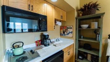 Kjøleskap, mikrobølgeovn, kaffetrakter/tekoker og brødrister