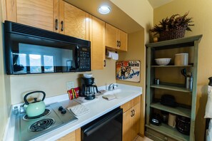 Frigorífico, microondas, cafetera o tetera y tostadora