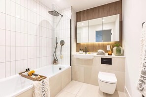 Apartment, 1 Queen-Bett | Badezimmer | Dusche, Handtücher