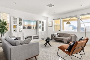 Smart TV - GOODE.HOMES | Luxury Home w/ views cmty. pool/spa (Santa Clarita)