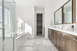 Hair dryer, towels, soap, shampoo - GOODE.HOMES | Luxury Home w/ views cmty. pool/spa (Santa Clarita)