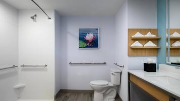 Un baño moderno con ducha, inodoro y lavamanos.