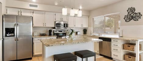 ثلاجة، ميكروويف، فرن، موقد طهي مسطح