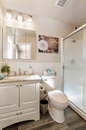 Dusj, hårføner, håndklær og såpe