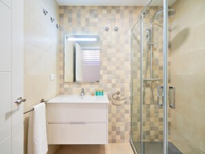 Shower, hair dryer, towels