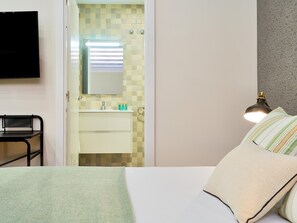 Iron/ironing board, internet, bed sheets