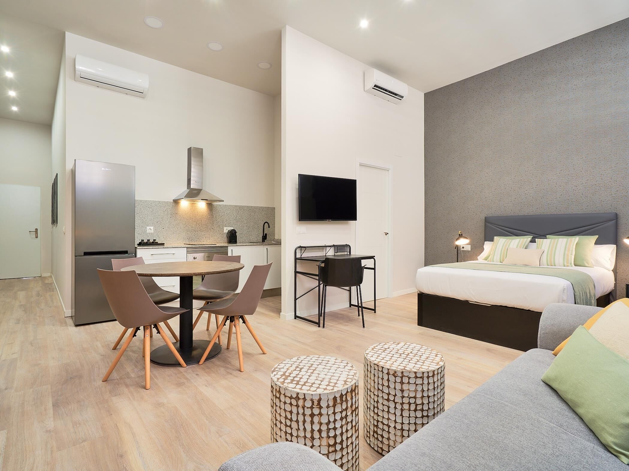 Strykejern/-brett, internettilgang og sengetøy