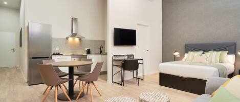 Strykejern/-brett, internettilgang og sengetøy