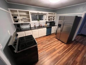 Refrigerador, microondas, parrilla de estufa y utensilios de cocina