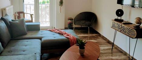 Apartment, 2 Queen Beds | Living area