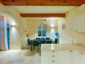 4 عدّة غرف نوم وخدمة الإنترنت