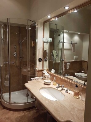 Dusche, Haartrockner, Bidet, Handtücher