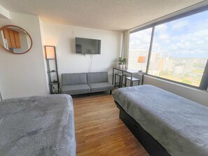 Tabla de planchar con plancha, wifi gratis y ropa de cama 