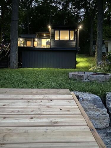 Cozy lakefront cottage