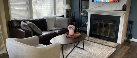 Una Smart TV, una chimenea, videojuegos, un futbolín