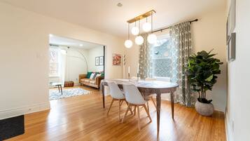 Apartment, 2 Queen Beds | Dining