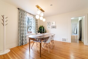 Apartment, 2 Queen Beds | Dining