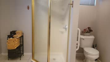 Dusche, Haartrockner, Handtücher, Seife