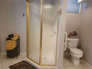 Dusj, hårføner, håndklær og såpe