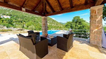 Villa (2 Bedrooms) | Balcon
