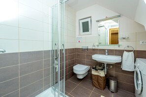 Huvila (2 Bedrooms) | Kylpyhuone | Suihku, hiustenkuivaaja, pyyhkeet