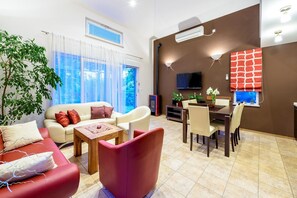 วิลล่า (2 Bedrooms) | ห้องนั่งเล่น | ทีวี 102 ซม. พร้อมช่องเคเบิล