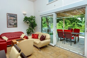 วิลล่า (2 Bedrooms) | ห้องนั่งเล่น | ทีวี 102 ซม. พร้อมช่องเคเบิล