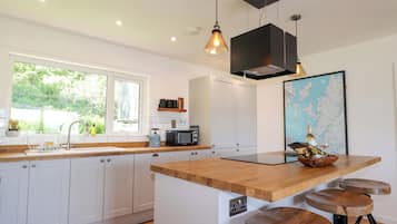 Cottage | Private kitchen | Fridge, dishwasher, electric kettle, toaster