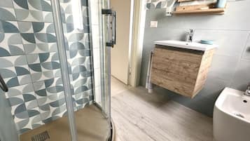 Doccia, bidet, asciugamani