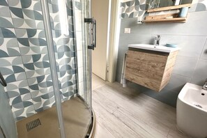 Douche, bidet, serviettes fournies