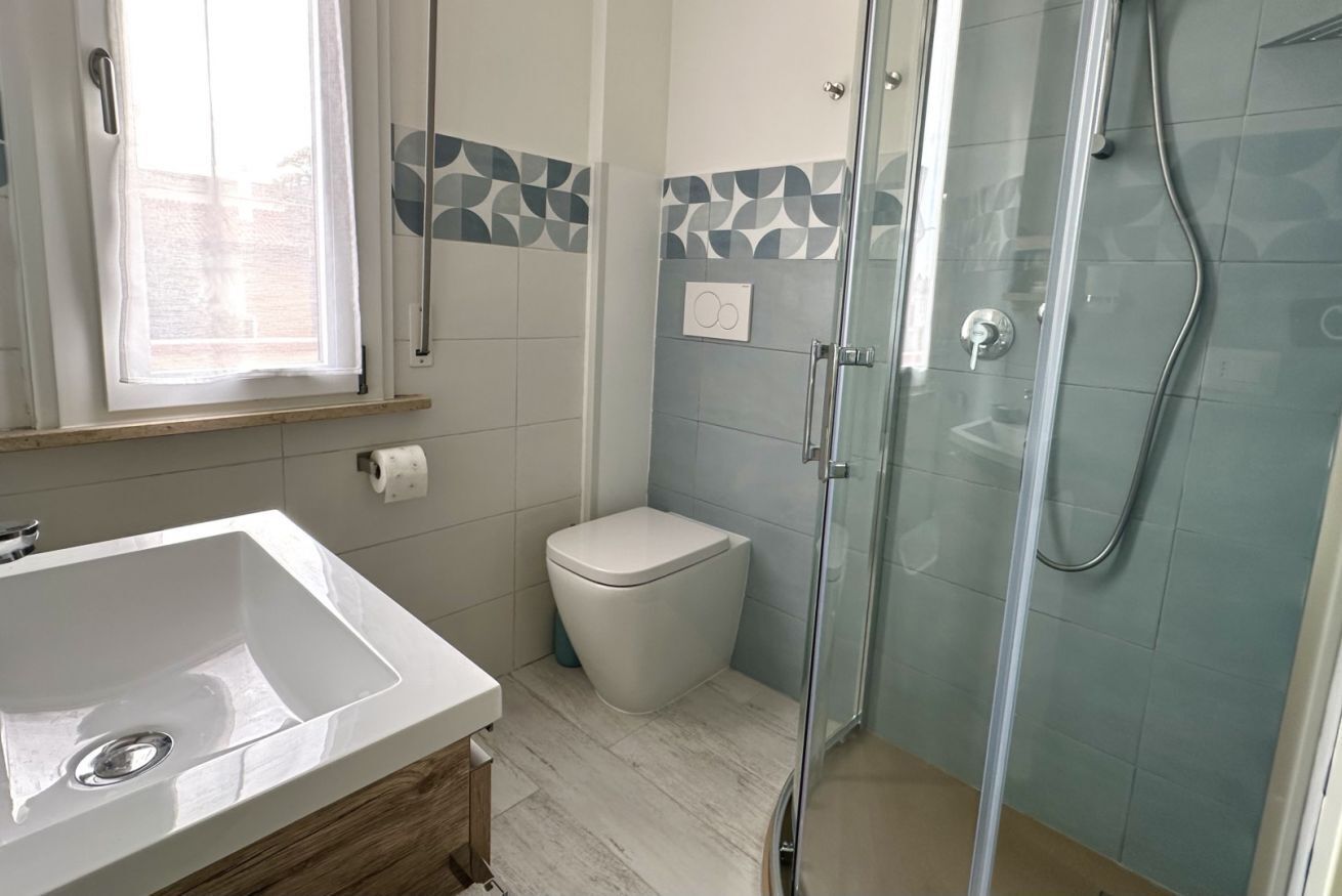 Ein Badezimmer mit Waschbecken, Toilette und Duschkabine.