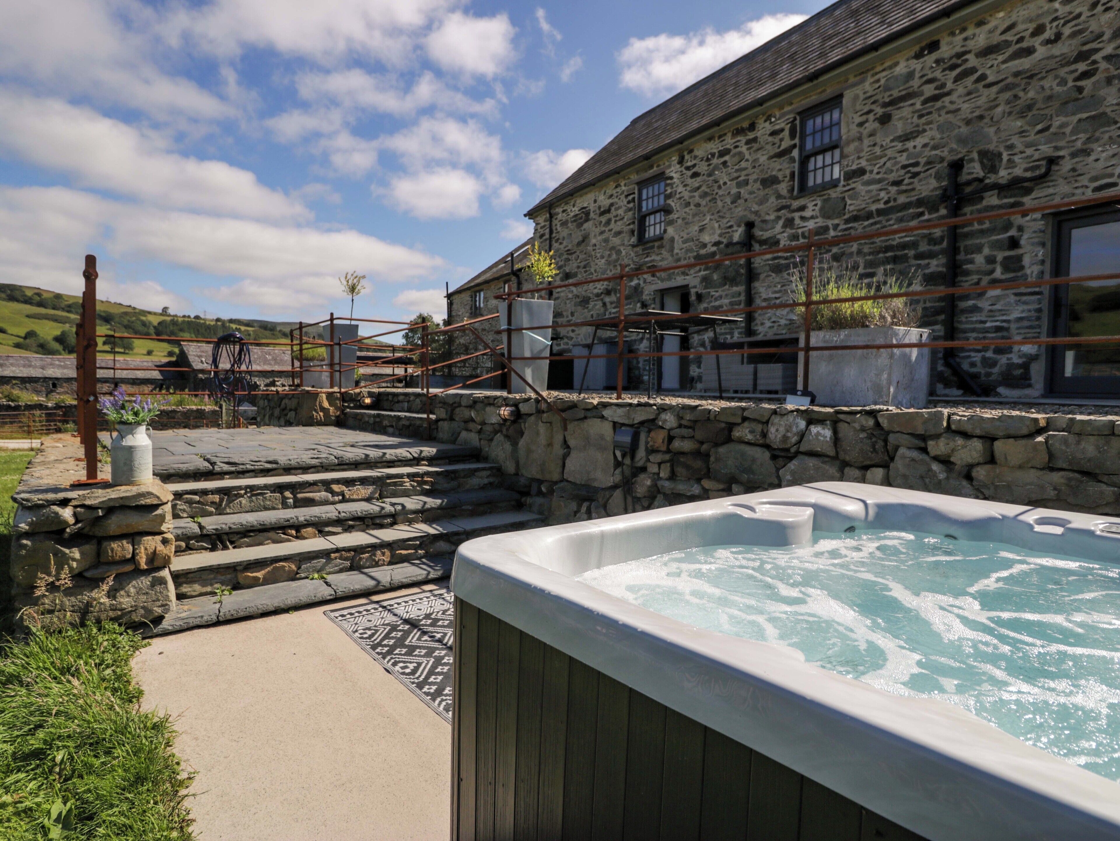 Cottage | Outdoor spa tub