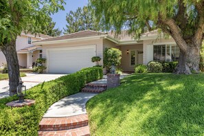 Exterior - GOODE.HOMES | Luxury 3-bedroom home w/ lush garden (Santa Clarita)
