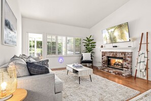 TV, fireplace - GOODE.HOMES | Luxury 3-bedroom home w/ lush garden (Santa Clarita)