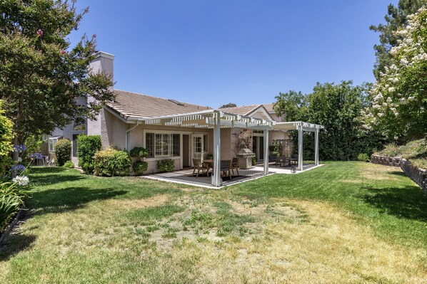 Exterior - GOODE.HOMES | Luxury 3-bedroom home w/ lush garden (Santa Clarita)